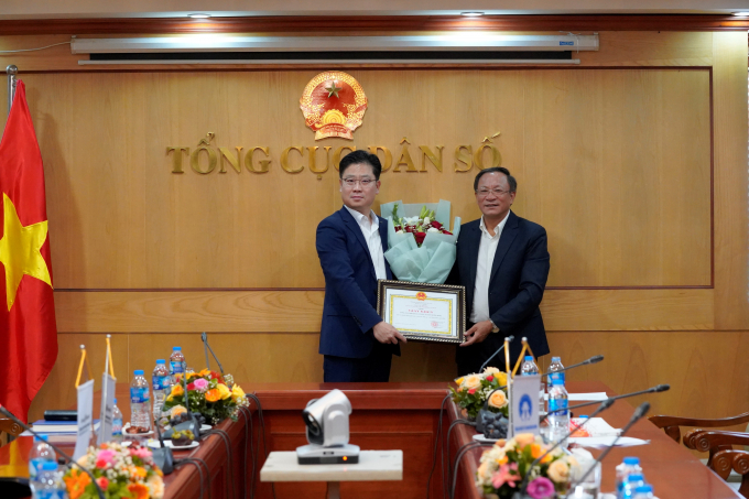 Tổng cục trưởng Nguyễn Doãn Tú trao tặng đại điện Công ty KIM giấy khen ghi nhận những đóng góp cho công tác Dân số - Kế hoạch hóa gia đình