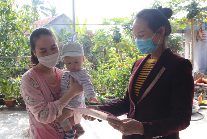 Cán bộ dân số phường Hà An (TX Quảng Yên) tuyên truyền các biện pháp KHHGĐ cho phụ nữ trong độ tuổi sinh đẻ.