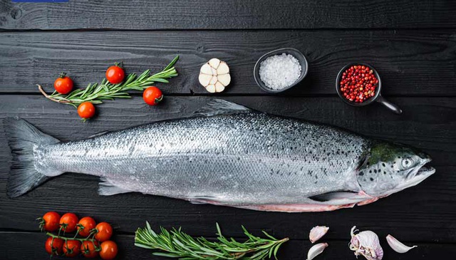 Cá hồi chứa nhiều axit béo omega-3 rất tốt cho tim mạch.