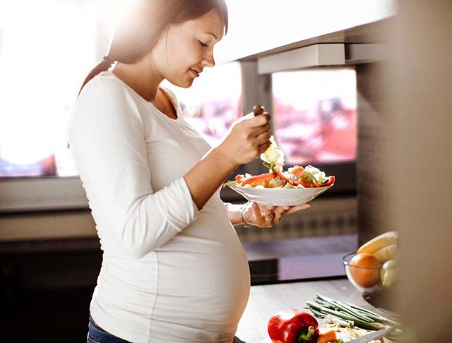 Thực hiện một chế độ ăn uống với nhiều trái cây tươi, rau quả và ngủ đủ giấc mỗi đêm có thể giúp thai phụ cải thiện tình trạng thâm nám da.