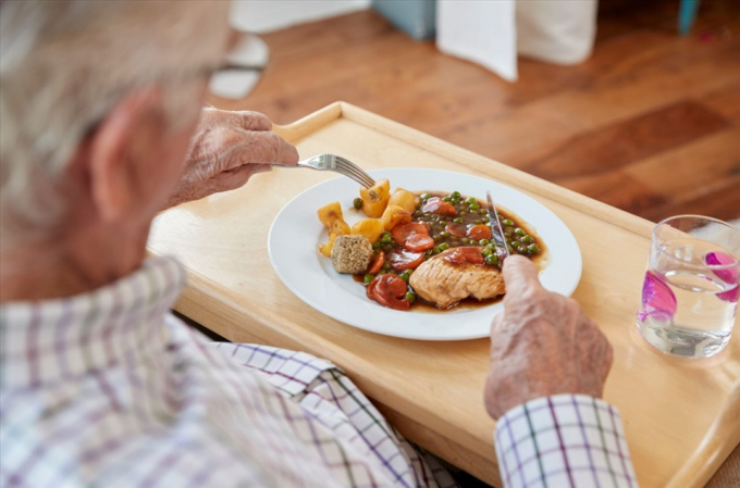 Hãy đảm bảo khẩu phần ăn mỗi ngày của người cao tuổi có đầy đủ chất dinh dưỡng. Ảnh: Xinhua