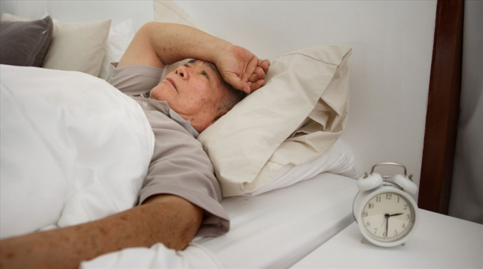 Có rất nhiều lý do khiến người cao tuổi dễ bị mất ngủ, trong đó có sự ảnh hưởng từ chế độ ăn uống. Ảnh: Xinhua
