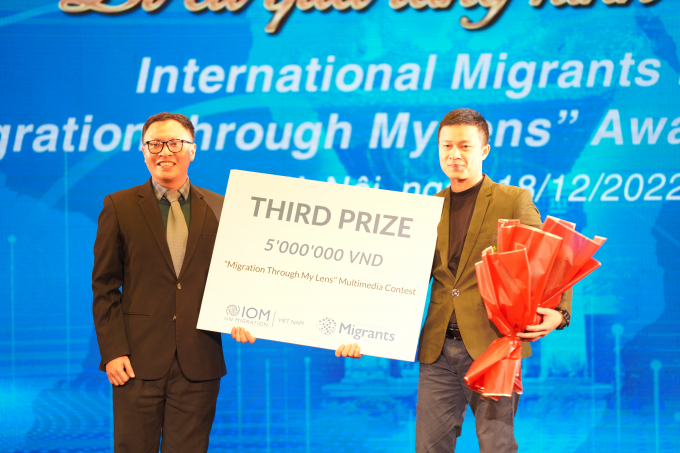 Tác giả Nguyễn Hữu Thông nhận giải ba cuộc thi