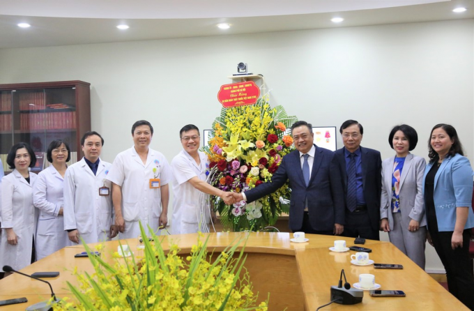 Chủ tịch UBND thành phố Hà Nội Trần Sỹ Thanh thăm, chúc mừng tập thể y, bác sĩ Bệnh viện Hữu Nghị