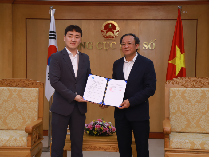 Tổng cục trưởng Nguyễn Doãn Tú và CEO Chang Min-hoo ký biên bản ghi nhớ hợp tác