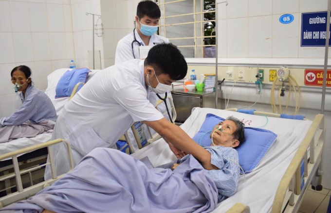Y bác sĩ chăm sóc bệnh nhân tại Bệnh viện Đa khoa huyện Sóc Sơn.