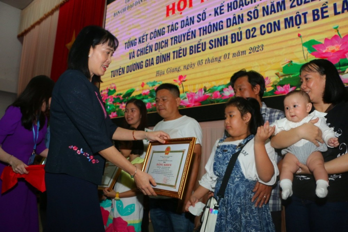 Bà Hồ Thu Ánh - Phó Chủ tịch UBND tỉnh Hậu Giang tặng Bằng khen cho gia đình có thành tích xuất sắc trong thực hiện dân số, sinh đủ hai con một bề là gái.