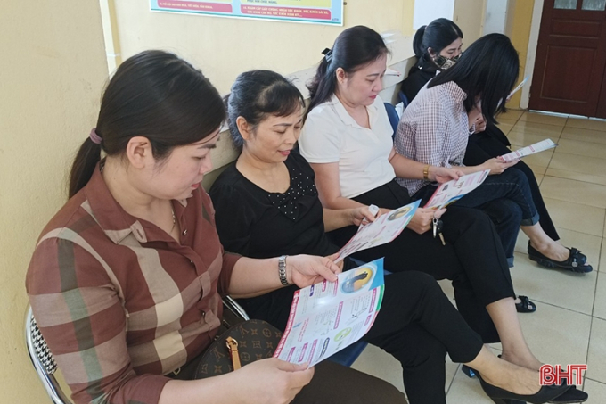 Từ công tác tuyên truyền, người dân ở Kỳ Thượng (huyện Kỳ Anh) đến trạm y tế xã để tìm hiểu thông tin về chiến dịch.