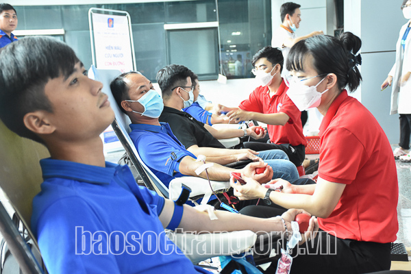 Đoàn viên, thanh niên tích cực tham gia chương trình hiến máu tình nguyện