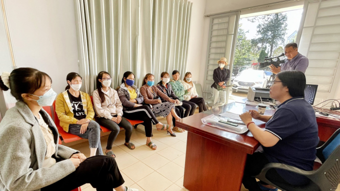 Bác sĩ tư vấn về chăm sóc sức khỏe cho chị em phụ nữ tại Phòng khám Đa khoa khu vực Tân Hà (Lâm Hà).