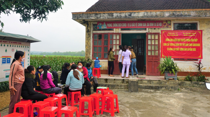 Chị em phụ nữ đến chăm sóc SKSS/KHHGĐ tại trạm Y tế xã Hương Xuân.