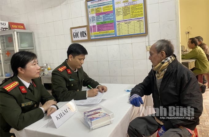 Khám bệnh miễn phí cho người có hoàn cảnh khó khăn tại xã Yên Đồng. Ảnh: Báo Ninh Bình.
