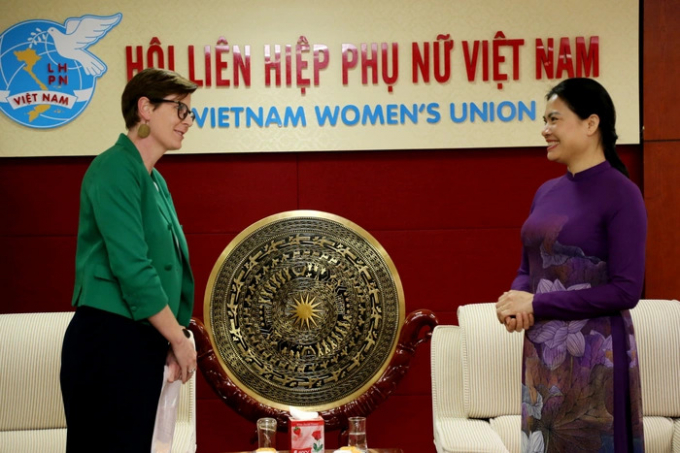 Ủy viên TƯ Đảng, Chủ tịch Hội LHPN Việt Nam Hà Thị Nga (phải) tiếp Tiến sĩ Angela Pratt - Trưởng đại diện Tổ chức Y tế Thế giới (WHO)