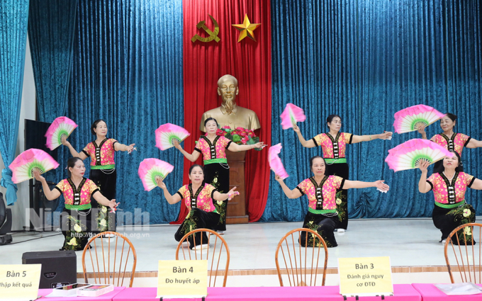 Hoạt động văn nghệ của CLB Liên thế hệ tự giúp nhau thôn Giá Thượng.