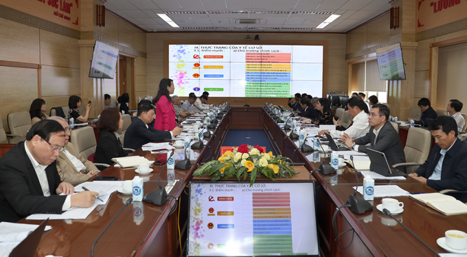 Nguyên Bộ trưởng Bộ Y tế Nguyễn Thị Kim Tiến trao đổi, chia sẻ về một số giải pháp tăng cường y tế cơ sở trong tình hình mới.