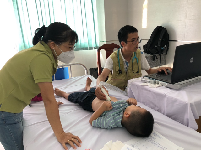 Con em công nhân ở H.Bàu Bàng (Bình Dương) được tầm soát bệnh tim miễn phí
