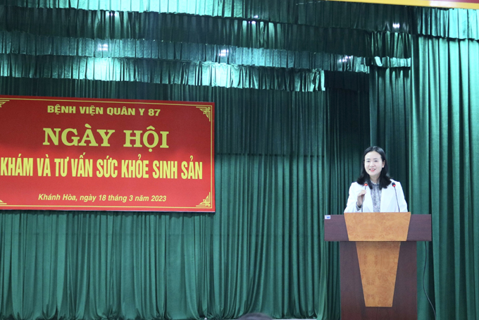 Bà Nguyễn Quỳnh Nga - Chủ tịch Hội LHPN tỉnh Khánh Hòa phát biểu khai mạc ngày hội.