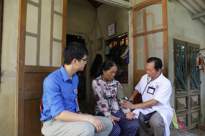Những hộ dân có hoàn cảnh khó khăn, ở vùng sâu vùng xa được các bác sĩ đến tận địa phương thăm khám.