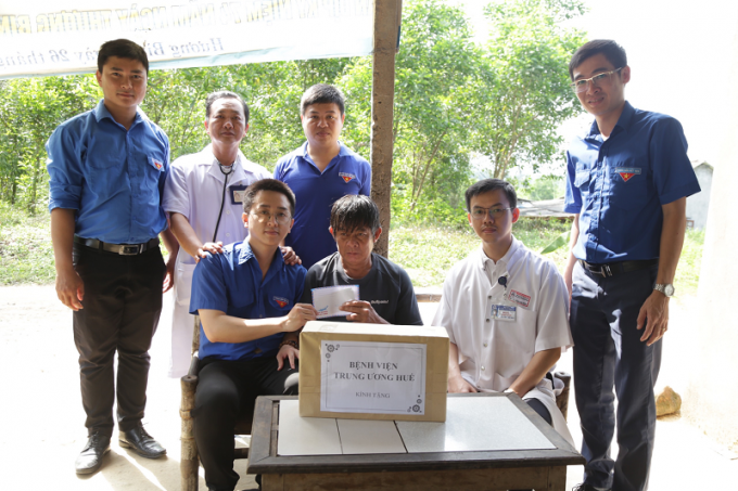 Tặng quà cho gia đình chính sách trên địa bàn xã Hương Bình