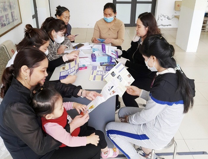 Tư vấn kiến thức chăm sóc sức khỏe sinh sản cho chị em phụ nữ tại Trạm y tế xã Đông Sơn.