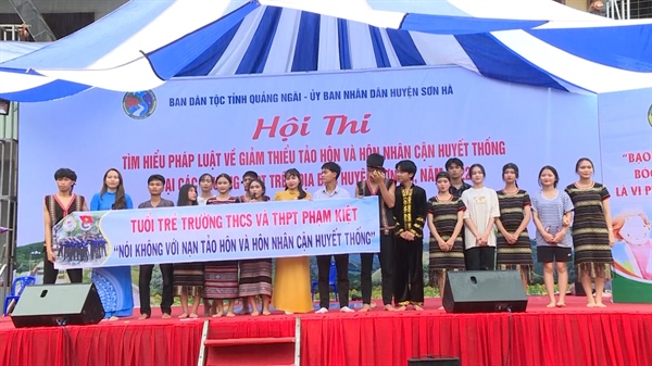 Huyện Sơn Hà tổ chức truyền thông tình trạng tảo hôn và hôn nhân cận huyết thông tại trường học.
