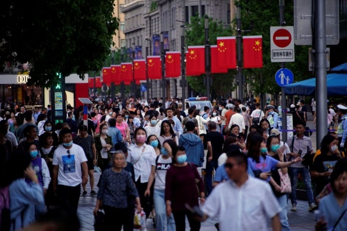 Dân số Thượng Hải là khoảng 24,76 triệu người vào năm ngoái, giảm 135.400 người so với năm 2021. Ảnh: Reuters.