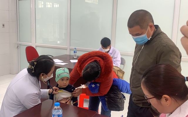 Các bác sĩ Trung tâm Tim mạch, Bệnh viện E Hà Nội khám sàng lọc bệnh Tim cho trẻ em tại Cao Bằng.