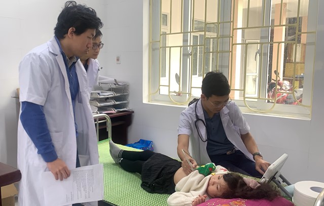 Bác sĩ Trung tâm Tim mạch, Bệnh viện E Hà Nội siêu âm Tim cho trẻ em.