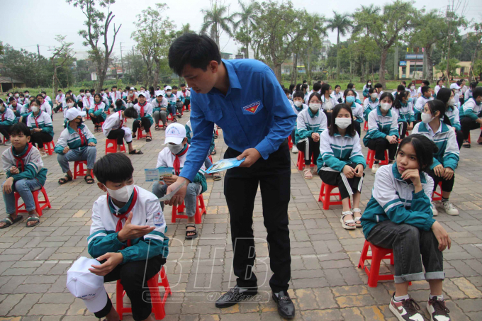 Đoàn Thanh niên thị trấn Tiền Hải phát tờ rơi tuyên truyền về chăm sóc sức khỏe sinh sản vị thành niên tại Trường THCS Nguyễn Công Trứ.