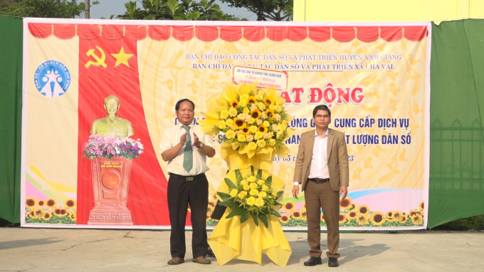 Lãnh đạo Chi cục DS-KHHGĐ tỉnh Quảng Nam tặng hoa chúc mừng Lễ phát động chiến dịch truyền thông lồng ghép cung cấp dịch vụ chăm sóc SKSS/KHHGĐ và nâng cao chất lượng dân số