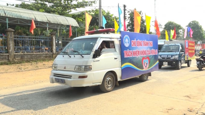 Xe diễu hành qua các địa bàn 4 xã vùng cao biên giới huyện Nam Giang