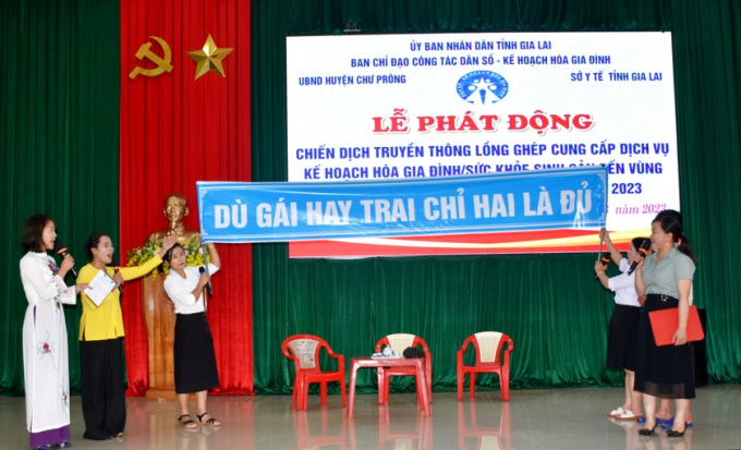 Tiểu phẩm “Dù gái hay trai chỉ hai là đủ” do cán bộ, nhân viên Trung tâm Y tế huyện Chư Prông thực hiện trong chiến dịch truyền thông KHHGĐ.