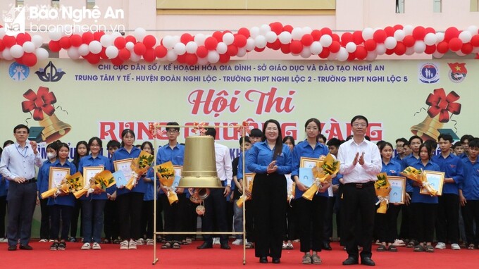 Ban tổ chức khen thưởng cho học sinh đạt giải Nhất đến từ Trường THPT Nghi Lộc 2.