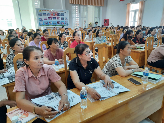 Cộng tác viên dân số của huyện Tuy Phong tham gia tập huấn.