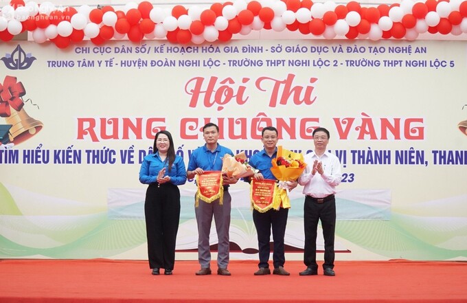 Chi cục trưởng Chi cục Dân số - KHHGĐ Nguyễn Bá Tân và Phó Bí thư Tỉnh đoàn Nguyễn Phương Thúy trao cờ lưu niệm cho hai đội chơi.