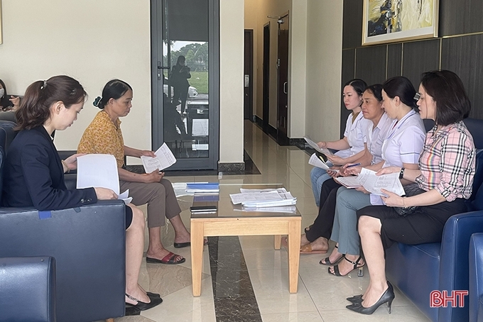 Các thành viên của đoàn điều tra dân số phường Thạch Linh trao đổi cùng đại diện khu chung cư Vinhomes New Center.
