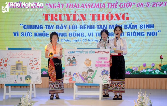 Các em học sinh Trường THPT Quỳ Châu thuyết trình bằng tranh về bệnh Thalassemia. Ảnh: Thành Chung.