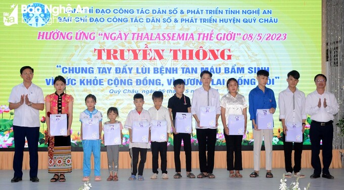 Ban Tổ chức chương trình tặng quà cho trẻ em bị bệnh tan máu bẩm sinh trên địa bàn huyện Quỳ Châu. Ảnh: Thành Chung.