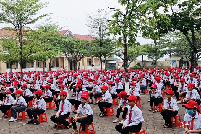 Sân chơi ngoại khóa giao lưu đối thoại, giáo dục sức khỏe sinh sản thu hút đông đảo học sinh Trường THCS Đậu Quang Lĩnh tham gia.