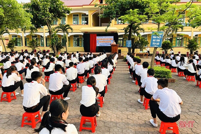 Học sinh Trường THCS Kỳ Ninh (thị xã Kỳ Anh) tham gia buổi đối thoại về SKSS vị thành niên.