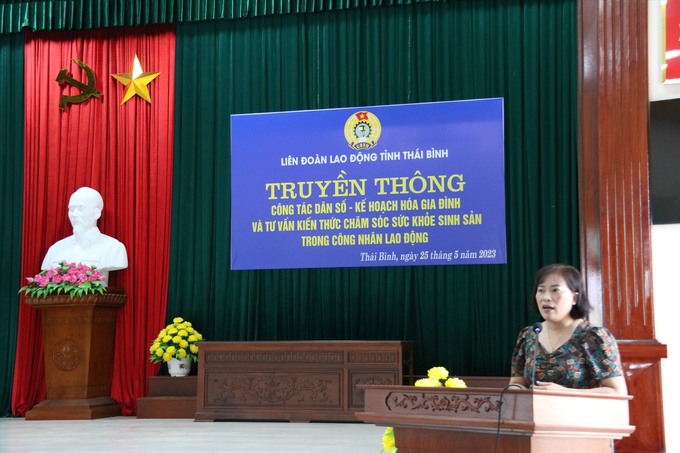 Bác sĩ Nguyễn Thị Quế An - Trưởng khoa sức khỏe sinh sản Trung tâm kiểm soát bệnh tật tỉnh Thái Bình trao đổi với đoàn viên, CNLĐ tại buổi truyền thông.