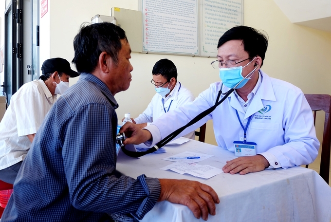 Trạm Y tế xã Nghĩa An (TP.Quảng Ngãi) khám sức khỏe định kỳ cho người cao tuổi.