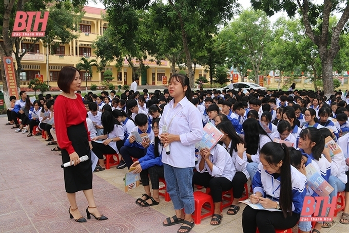 Cán bộ Chi cục Dân số - KHHGĐ Thanh Hoá tuyên truyền về chăm sóc sức khỏe sinh sản vị thành niên/ thanh niên tại Trường THPT Hậu Lộc 4.
