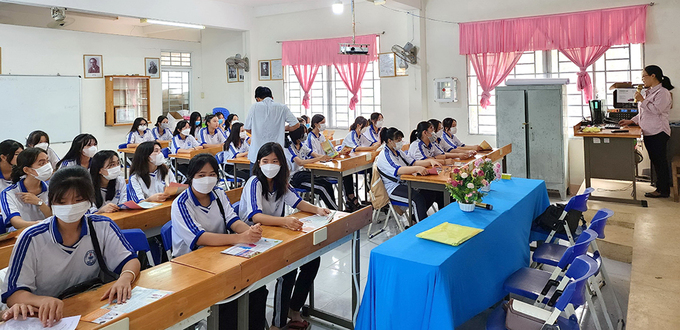 BS Nguyễn Thị Lan Anh, Trưởng phòng Dân số -Trung tâm Y tế huyện Phú Tân cung cấp thông tin về chăm sóc sức khỏe sinh sản