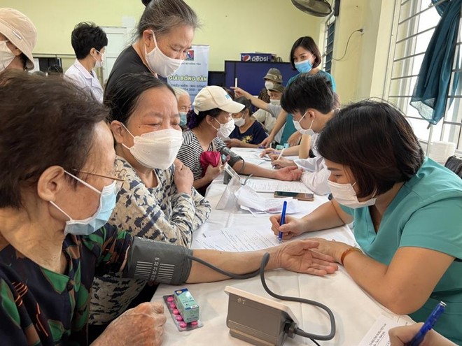 Khám sức khỏe cho người cao tuổi ở Mê Linh (Hà Nội)