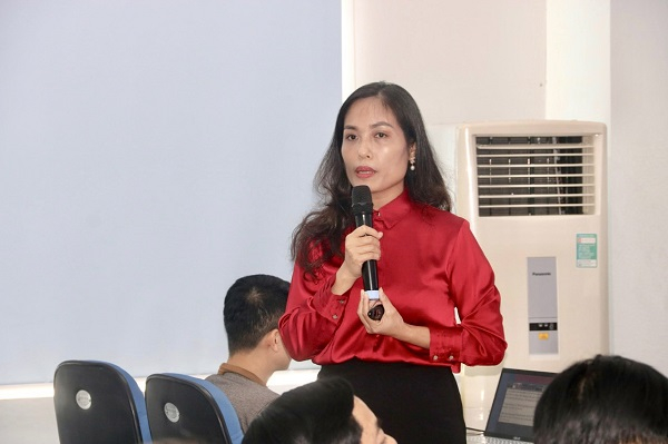 Đồng chí Vũ Thị Bích Hạnh, Phó Chi Cục trưởng, Chi cục Dân số, Kế hoạch hóa gia đình thành phố báo cáo đánh giá thực trạng MCBGTKS của Việt Nam và thành phố Hải Phòng giai đoạn 2020- 2022