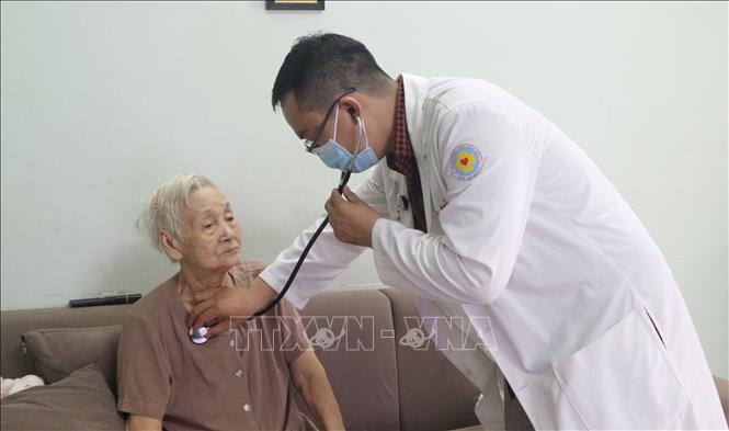 Bác sỹ Bệnh viện Quận 11, Thành phố Hồ Chí Minh khám bệnh tại nhà cho người cao tuổi.