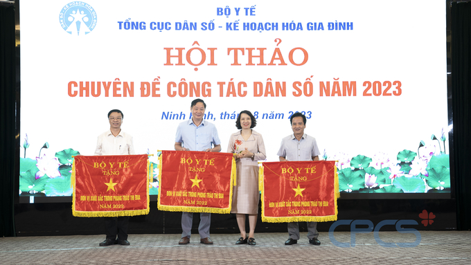PGS.TS Nguyễn Thị Liên Hương, Thứ trưởng Bộ Y tế trao cờ thi đua cho các đơn vị có thành tích xuất sắc trong công tác Dân số -KHHGĐ năm 2022.