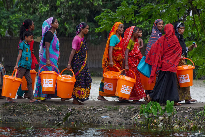 unfpa-women-with-dignity-kits-in-bangladesh