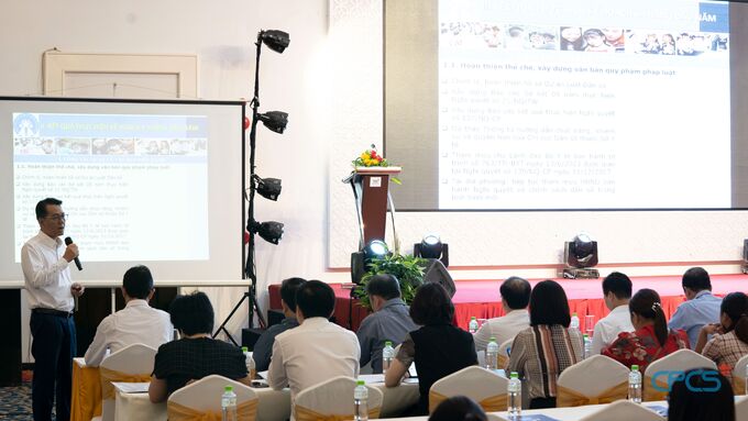 Ông Phạm Vũ Hoàng, Phó Tổng cục trưởng Tổng cục Dân số - Kế hoạch hóa gia đình trình bày báo cáo kết quả thực hiện công tác dân số 6 tháng đầu năm, phương hướng 6 tháng cuối năm 2023 và định hướng kế hoạch năm 2024.